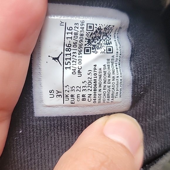 Jordan 22 Kids White and Red Sneakers - Picture 5 of 5